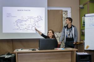 Predstavnika MCDD sta v sklopu medkulturnih večerov predstavila Slovenijo